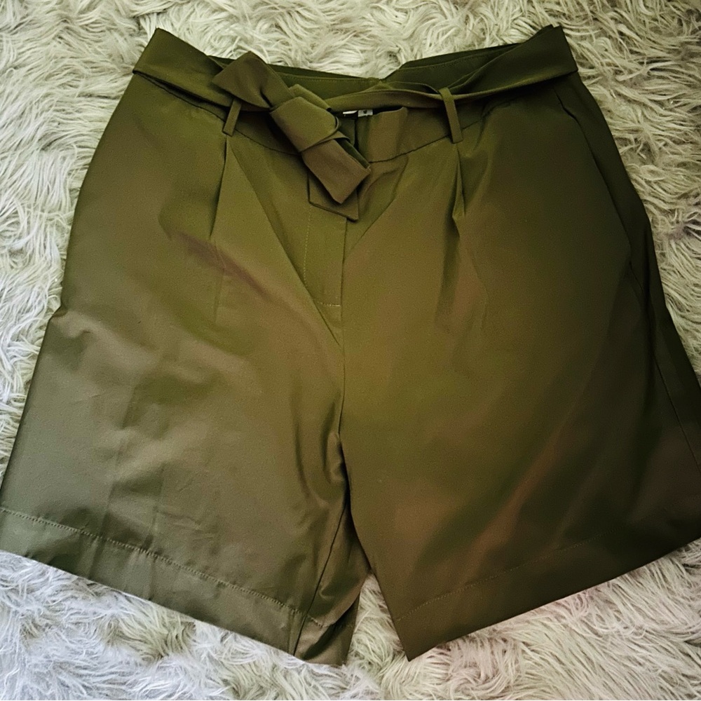 Calvin Klein High Waist Green Shorts with Tailored Pleats & pockets
